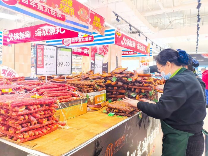 永辉超市将香肠摆放在柜台上吸引顾客购买.