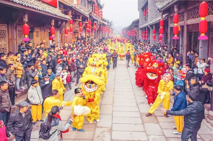 特色民俗活动吸引众多游客畅游双江古镇。
