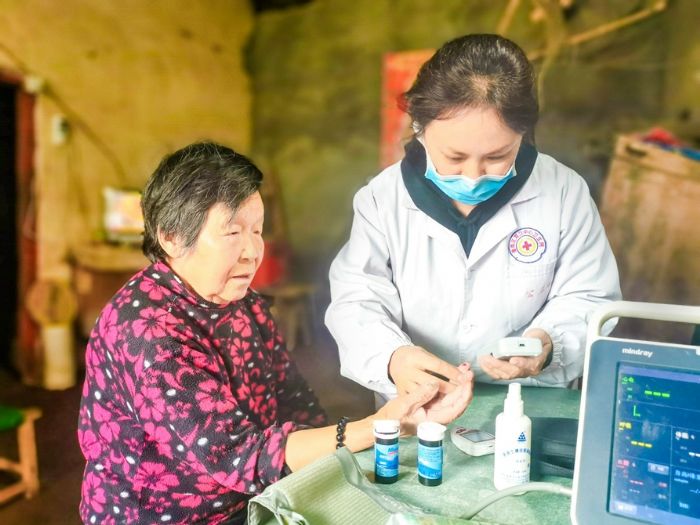 双江镇中心卫生院家庭医生上门为群众做体检。
