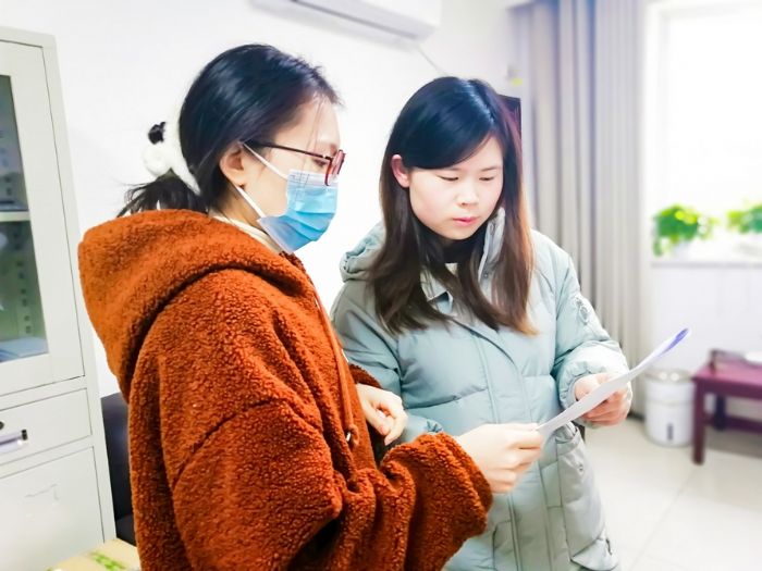 赵凤平和同事一起核对防疫工作报表。
