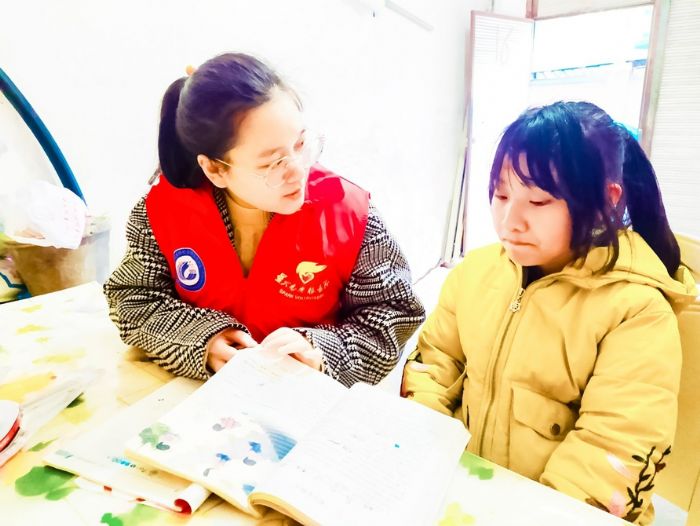 志愿者辅导孩子学习。
