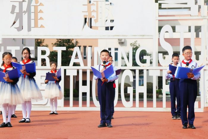 朝阳小学学生诵读经典爱国主义诗词。
