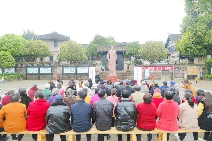 宣讲队成员在双江社区开展党史微宣讲。

