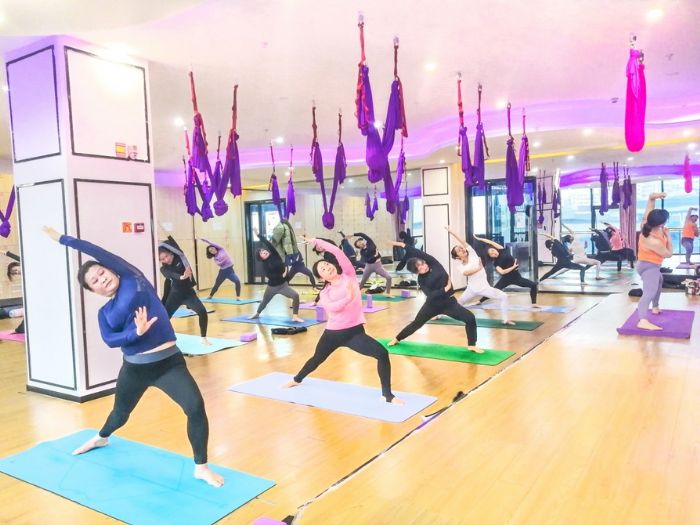 市民在健身馆练瑜伽。
