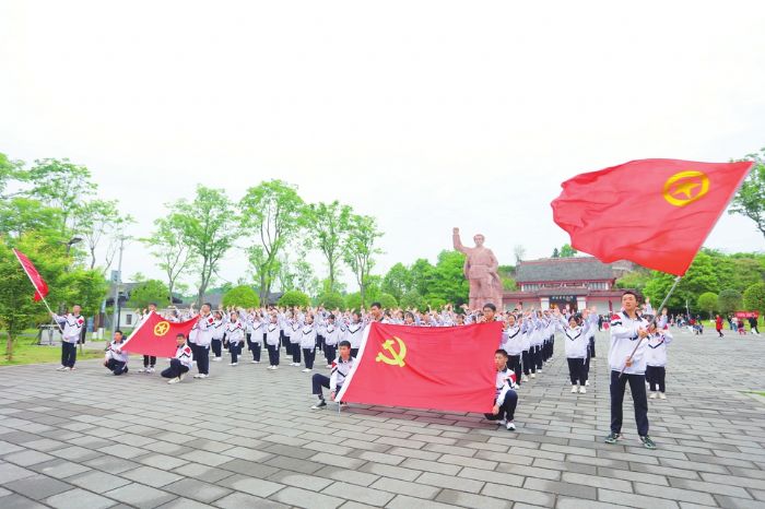 在旷继勋纪念馆，蓬溪中学师生接受爱国主义教育。刘昌松/摄
