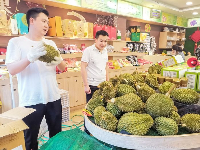 市民选购榴莲。
