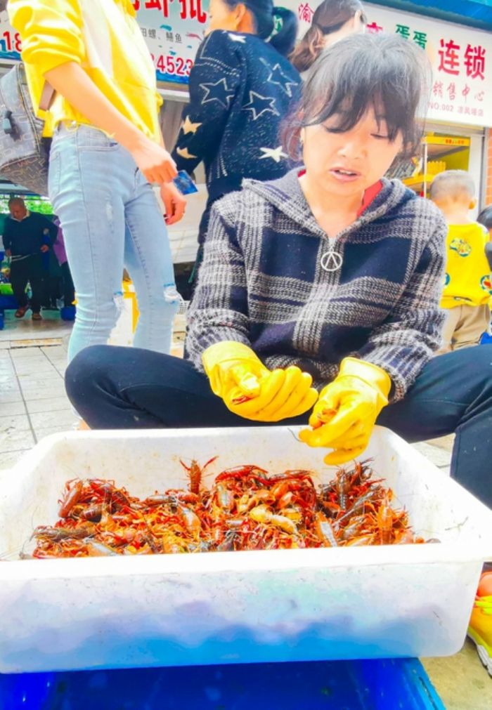 商贩售卖小龙虾。
