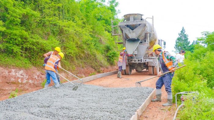 工人正在铺设乡村公路。
