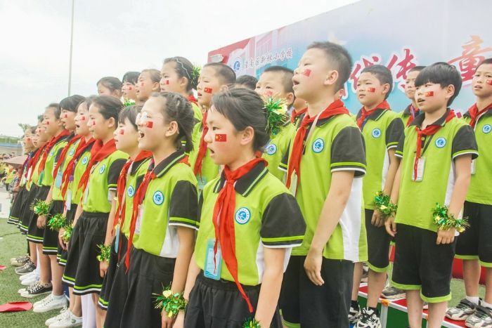 新林小学合唱《我爱北京天安门。》
