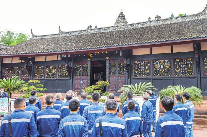 群众走进杨尚昆旧居感受红色文化。