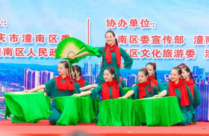 潼南中学校舞蹈《映山红》。陈晓芳摄
