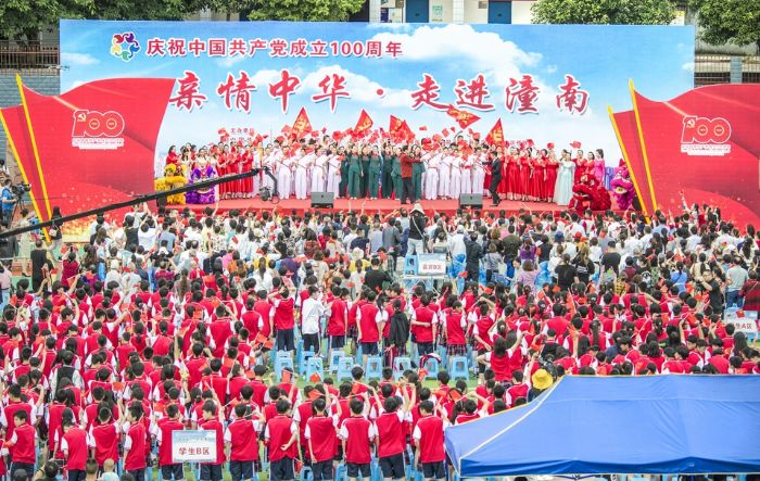 全场大合唱《没有共产党就没有新中国》。杨毅摄
