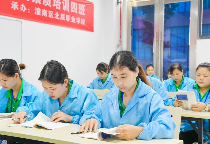 培训课上，重庆冠洋科技有限公司员工在认真学习。
