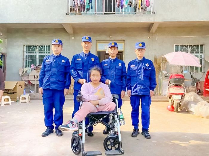 爱心帮扶小队为邹涵希赠送电动轮椅。
