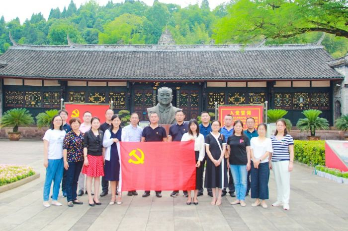 潼南合川遂宁金融机构部分党员干部参观杨尚昆同志旧居。
