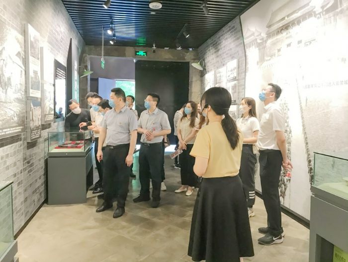 区政府办公室党员参观建川博物馆。
