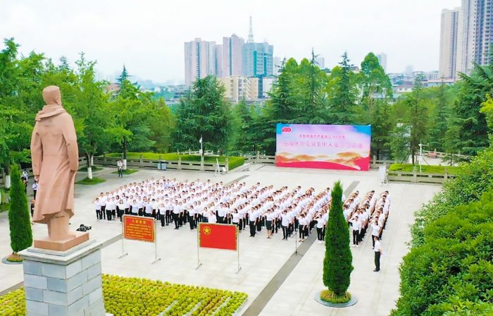 新党员集体在杨闇公烈士塑像前宣誓。
