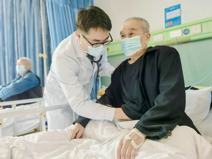 冯波为患者检查身体。
