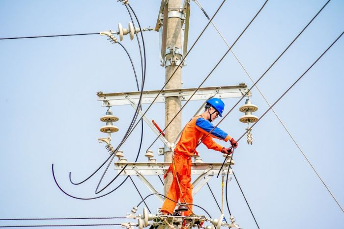龙王村农村电网升级改造正在进行中。
