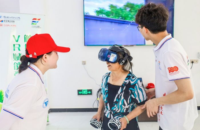 双坝社区老人体验VR技术。
