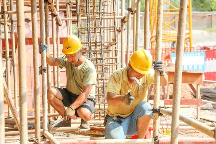 工人们在搭建脚手架。
