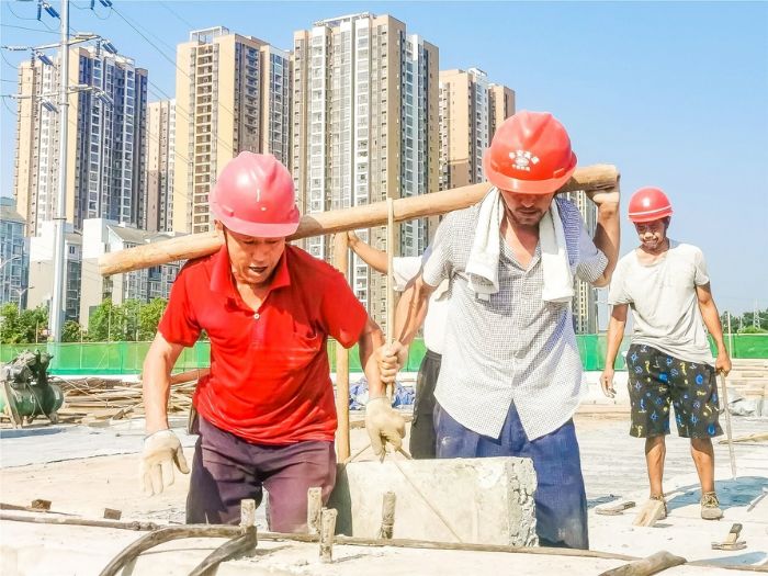 工人们搬运石料。
