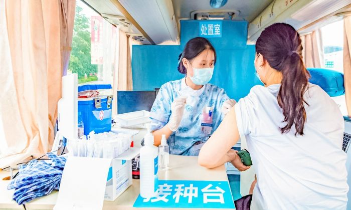 市民在新冠疫苗移动接种车上接种疫苗。特约摄影王华侨
