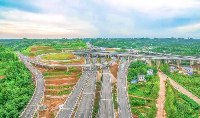合潼安高速双江互通枢纽铺设完成。
