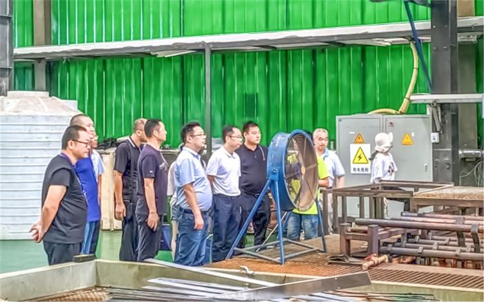 联合执法组检查潼南区沣泽金属表面处理有限公司。
