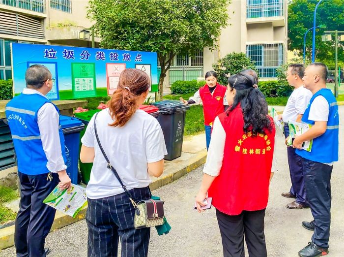 工作人员向社区居民宣传垃圾分类知识。
