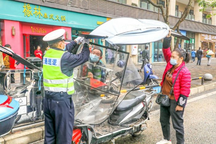 拆除电瓶车加装雨棚。
