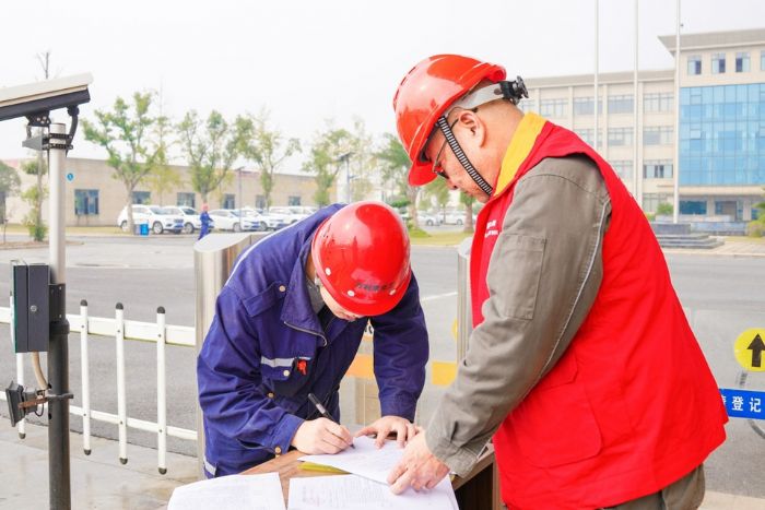 国网重庆潼南供电公司与工商业用户签约。
