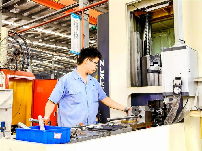 近日，重庆市捷佳泰机械制造有限公司生产车间里，工人赶制订单。
