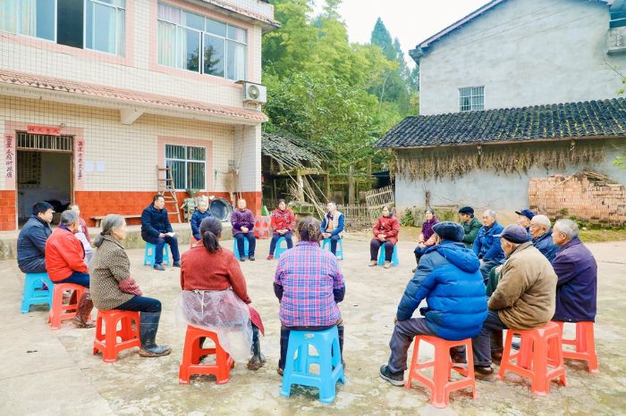 召开院坝会，学习宣传党的十九届六中全会精神。
