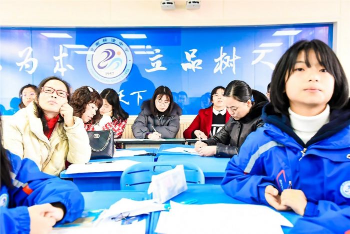 梓潼中学教育集团成员学校老师认真聆听示范课。
