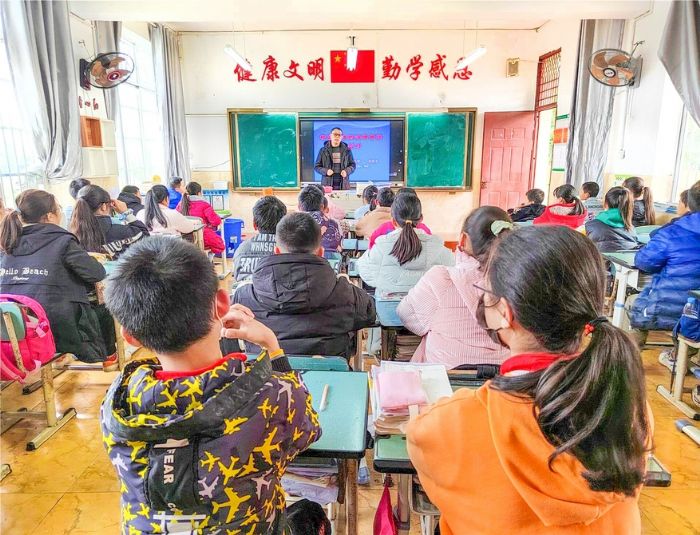 唐红全在新胜镇民生小学为学生上法制教育课。
