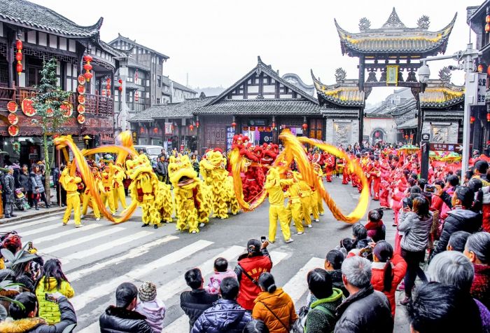 每年都将举办的双江古镇民俗文化节，丰富的舞狮、莲萧等节目，吸引各地游客前来游玩。（资料图片）
