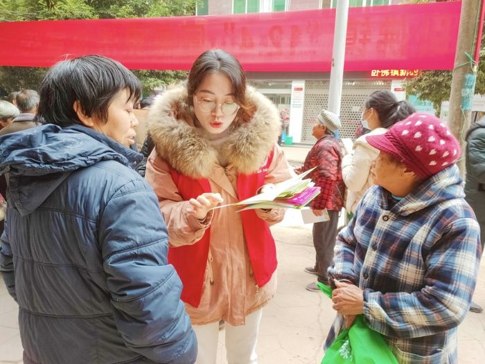 双江镇志愿者向市民宣讲宪法及垃圾分类知识。
