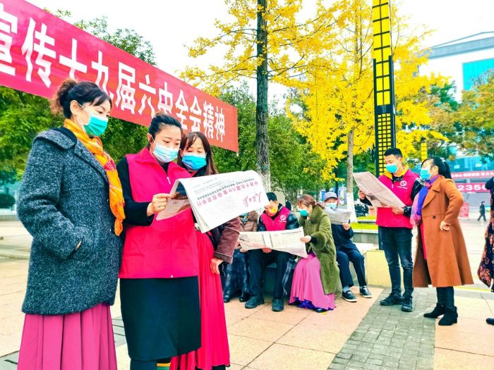 梓潼街道志愿者深入社区宣讲党的十九届六中全会精神。
