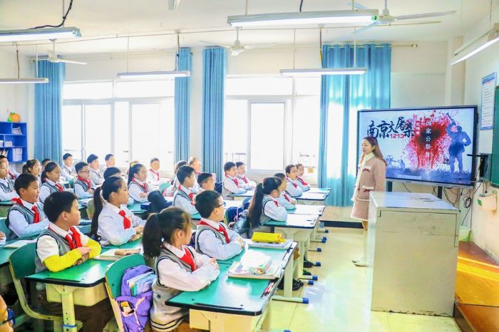学生在老师的讲解下了解南京大屠杀历史。
