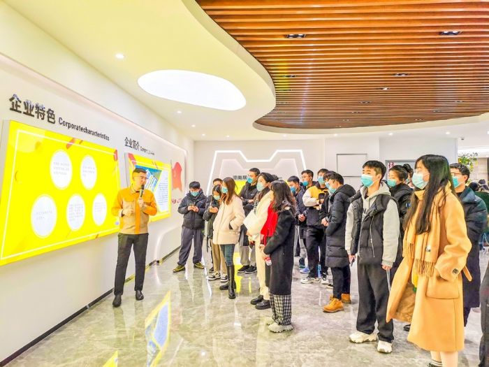 参加培训的大学生在檬泰科技有限公司参观。
