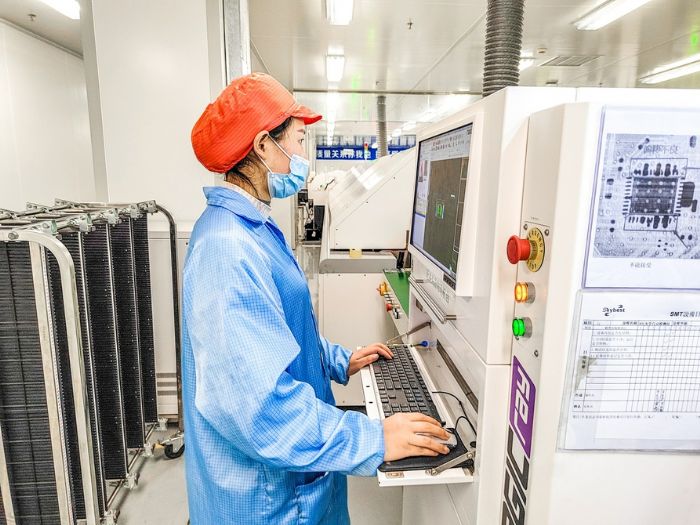 重庆晶潼电子有限公司员工节后忙生产。
