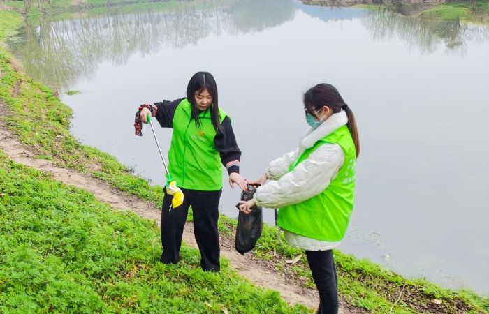 　　“ 河小青”志愿者清理琼江河畔垃圾。全媒体记者刘文静摄
