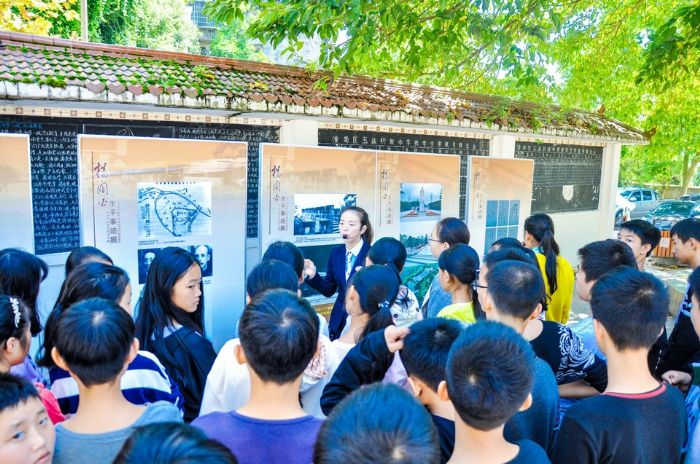 杨雪兰在“弘扬革命精神培育时代新人”
　　专题巡展巡讲现场讲解。
