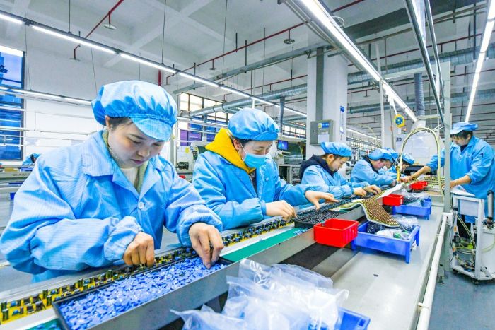 重庆冠洋科技有限公司工人们加班忙生产。
