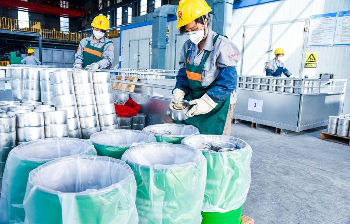 重庆庆龙新材料科技有限公司工人对产品进行检验包装。
