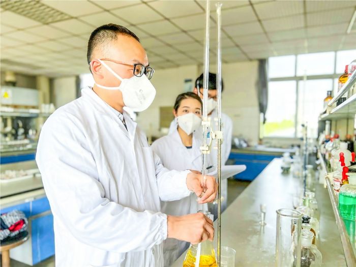 张春梅和同事在实验室做样品检测。
