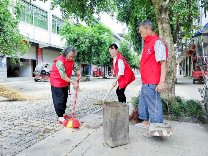 村干部与群众一起开展清洁大扫除。
