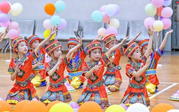 琼江小学举行欢庆“六一”儿童节活动。特约摄影卜寿林
