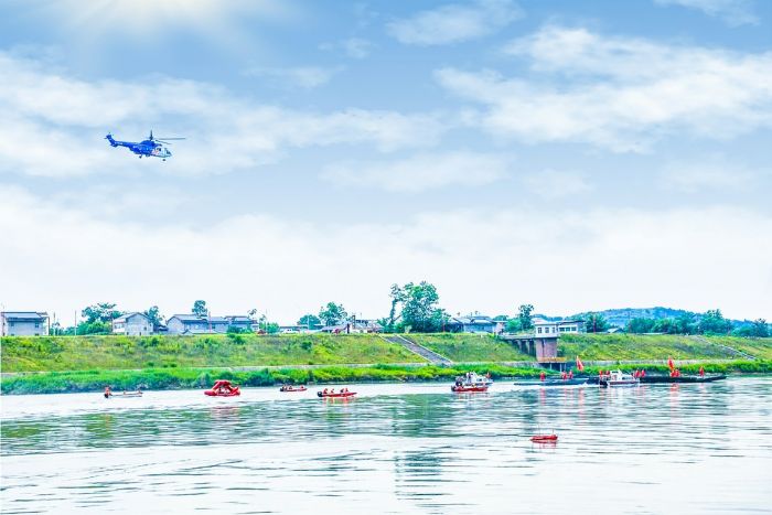 五月十二日，潼南举行水上救援应急演练。
